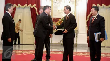 Presiden Joko Widodo menerima delegasi Federasi Sepakbola Internasional atau Federation of International Football Association (FIFA) dan Asia Football Confederation (AFC) di Istana Merdeka, Jakarta, Senin (2/11/2015). (Liputan6.com/Faizal Fanani)