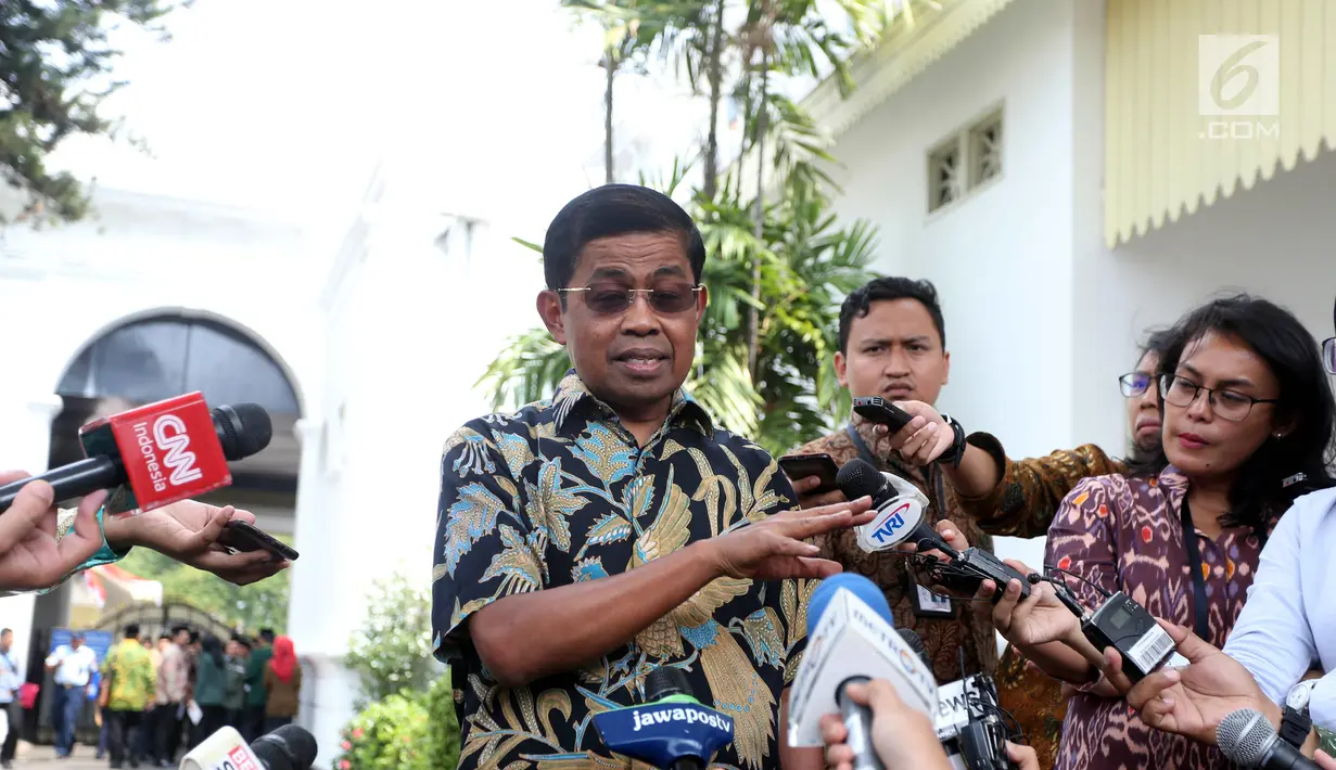 Idrus Marham menyerahkan surat pengunduran dirinya sebagai Menteri Sosial kepada Presiden Jokowi di Istana, Jakarta, Jumat (24/8). (Liputan6/Pool/Gar)