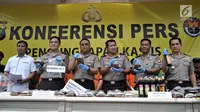 Wakapolri Komjen Pol Syafruddin (tiga kiri) bersama jajaran kepolisian menunjukkan barang bukti minuman keras atau miras oplosan di Mapolres Jakarta Selatan, Rabu (11/4). Kasus ini menewaskan 31 orang dan 11 lainnya rawat inap. (Merdeka.com/Iqbal Nugroho)
