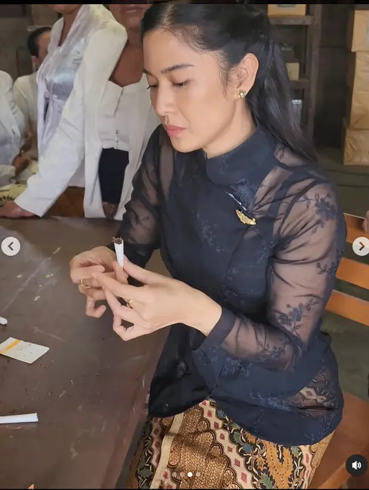 Lengkap dengan kostum Dasiyah, kecantikan Dian Sastrowardoyo membuat para netter kagum. [Instagram.com/therealdisastr]