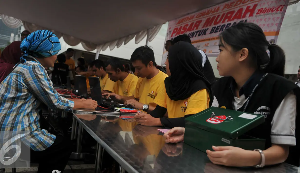 Warga antre membeli sembako pada Pasar Murah Ramadan 2016 di kawasan SCBD, Jakarta, Selasa (31/5). Pasar Murah Ramadan 2016 yang diadakan oleh Artha Graha Peduli itu berlangsung dari 31 Mei hingga 5 Juli mendatang. (Liputan6.com/Gempur M Surya)