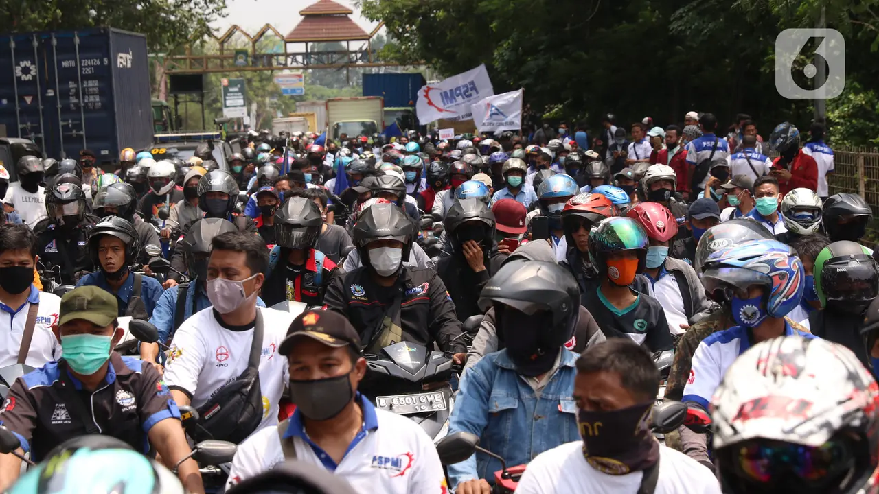 FOTO: Ratusan Buruh di Tangerang Konvoi Tolak Omnibus Law