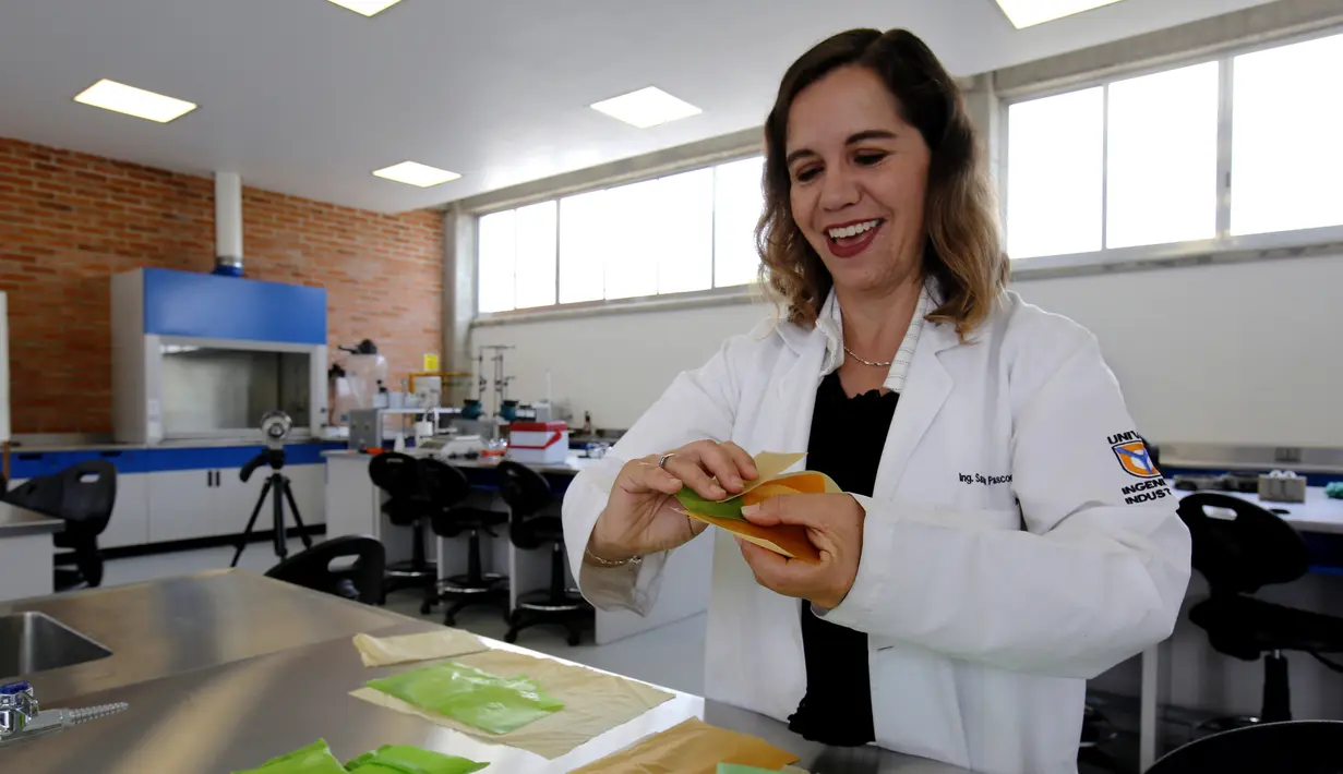 Ilmuwan Sandra Pascoe Ortiz membuat plastik biodegradable dari kaktus di laboratorium Universitas Valle de Atemajac (UNIVA), Zapopan, Jalisco, Meksiko, Rabu (31/7/2019). Kaktus memainkan peran baru dan inovasi dalam produksi plastik biodegradable. (ULISES RUIZ/AFP)