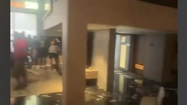 Massa mendatangi rumah anggota DPR RI Fraksi NasDem Ahmad Sahroni di Tanjung Priok, pada Sabtu (30/8/2025). (Tangkapan Layar)