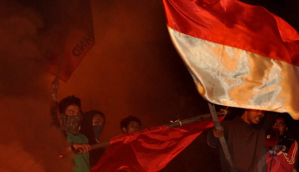 Bendera merah putih juga dikibarkan dalam aksi penolakan kenaikan BBM tersebut, Jakarta, Selasa (18/11/2014) (Liputan6.com/Miftahul Hayat)