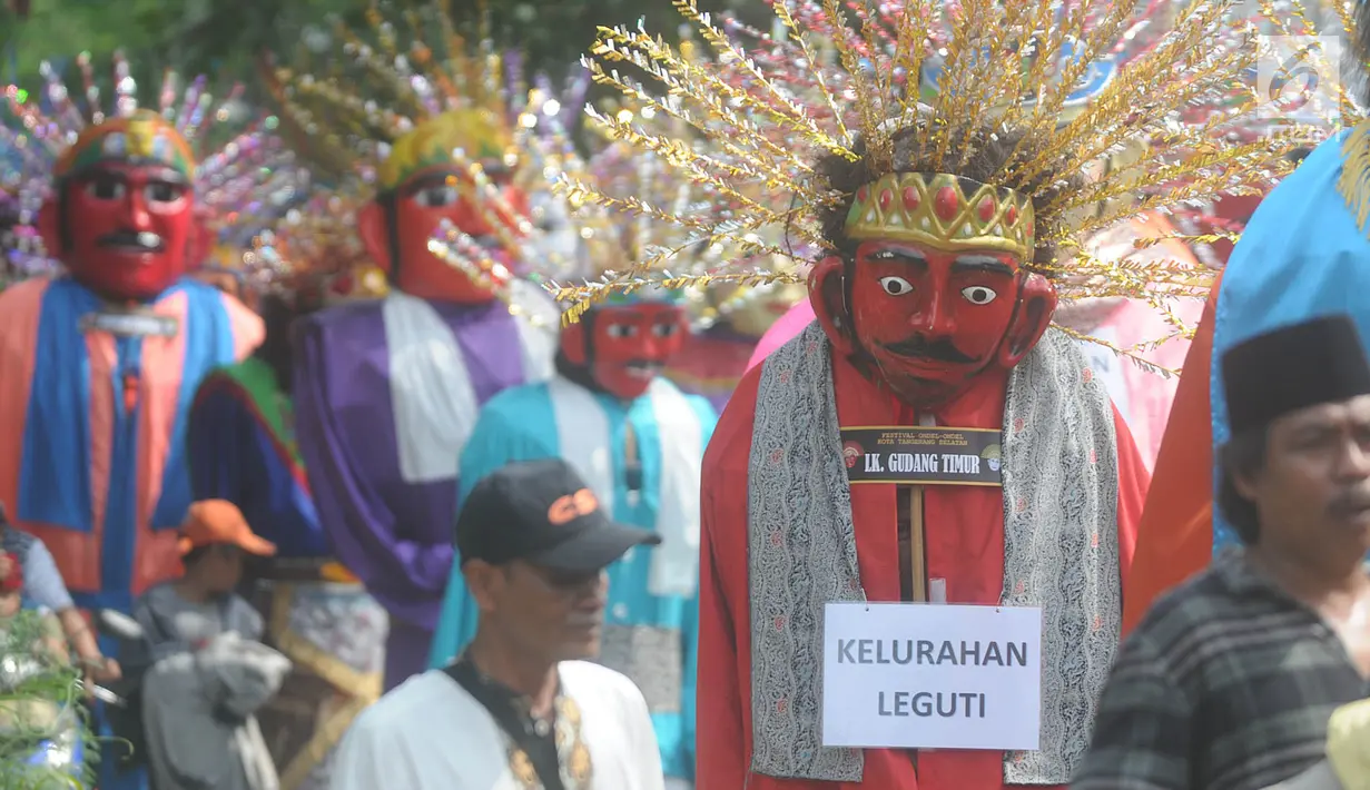 Ondel-ondel memeriahkan karnaval ulang tahun Kota Tangerang Selatan ke-10 di Ciputat, Tangerang Selatan, Minggu (11/11). Karnaval tersebut diikuti lebih dari seratus ondel - ondel se-kecamatan di Kota Tangerang Selatan. (Merdeka.com/Arie Basuki)