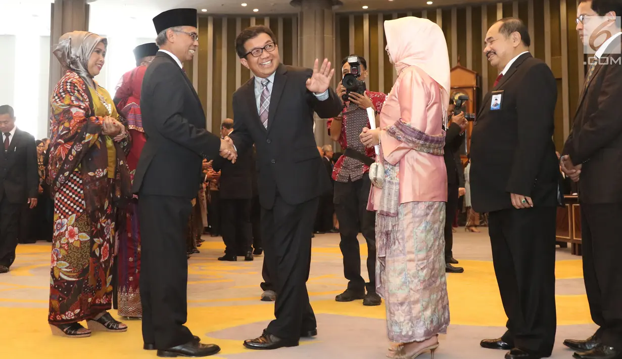 Mantan DK OJK, Muliaman D Hadad memberikan selamat kepada Wimboh Santoso usai dilantik di Jakarta, Kamis (20/7). Acara ini dihadiri sejumlah pimpinan kementerian dan lembaga negara, pelaku industri jasa keuangan. (Liputan6.com/Angga Yuniar)