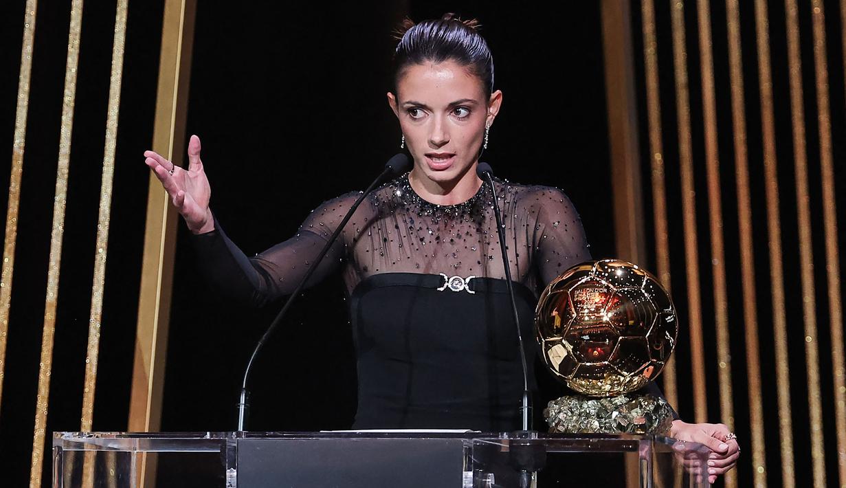 Pemain Timnas Spanyol, Aitana Bonmati memberikan sambutan setelah mendapatkan penghargaan Ballon d'Or Feminin 2023 pada acara malam penganugerahan di Theatre du Chatelet, Paris, Prancis, Senin (30/10/2023) waktu setempat. (AFP/Franck Fife)