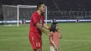 Bek Persija Jakarta, Gunawan Dwi Cahyo, bersama sang putri merayakan gelar juara Piala Presiden di SUGBK, Jakarta, Sabtu (17/2/2018). Persija menang 2-0 atas Bali United. (Bola.com/Vitalis Yogi Trisna)