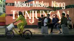Sejumlah pengunjung sedang duduk santai di trotoar Jalan Tunjungan, Genteng, Surabaya, Selasa (14/11/2023). (Bola.com/Bagaskara Lazuardi)