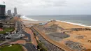 Tampak aktivitas proyek reklamasi di pesisir Kolombo, Sri Lanka, Selasa (9/8).Lahan ini nantinya akan digunakan sebagai pelabuhan 'Colombo Port City' yang menghabiskan dana sekitar 19 triliun rupiah. (REUTERS/Dinuka Liyanawatte)
