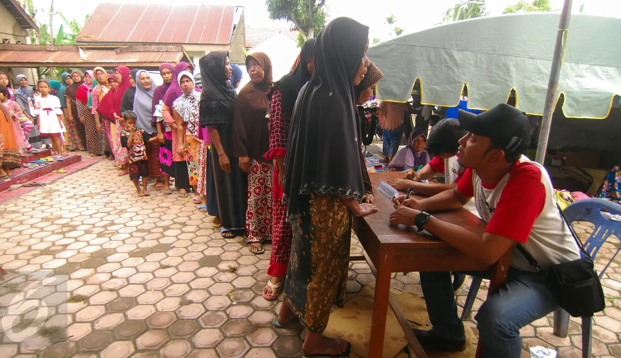 Warga korban gempa antri untuk cek kesehatan di posko kesehatan bencana, Pidie Jaya Aceh (22/12). Kegiatan layanan pemeriksaan kesehatan gratis di empat titik di kamp pengungsi Masjid Tuha, Masjid Ring, Ulim, dan Teungoh Musa. (Istimewa)