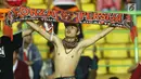 Suporter Persija membentangkan syal merayakan kemenangan tim Macan Kemayoran atas Perserui pada lanjutan Liga 1 Indonesia di Stadion Patriot Candrabhaga, Bekasi, Selasa (13/6). Persija menang telak 3-0 atas perserui. (Liputan6.com/Helmi Fithriansyah)