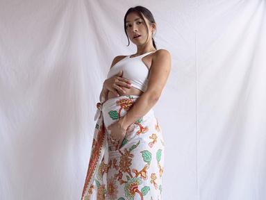 Dikehamilan yang keempat, Jennifer Bachdim lebih terlihat begitu santai menjalani masa kehamilannya. Bahkan, dirinya tetap aktif mengurus ketiga anaknya serta rumah seorang diri. (Liputan6.com/IG/@jenniferbachdim)