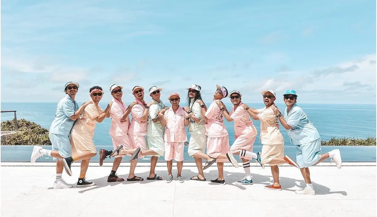 Sebelumnya, mereka tampil dengan seragam baby sitter saat touring di Bali.