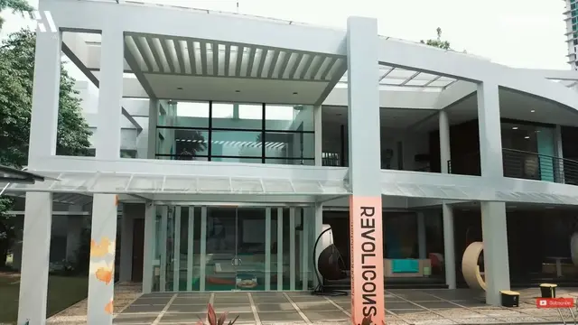 Cinta Laura tunjukkan kantor barunya (YouTube/AH)