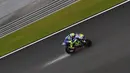 Pebalap Movistar Yamaha, Valentino Rossi, memacu motornya saat sesi latihan kedua jelang GP Malaysia di Sirkuit Sepang, Jumat (27/10/2017). Pada sesi ini pebalap Italia itu berada pada posisi keenam dengan waktu 13,071 detik. (AFP/Manan Vatsyayana)