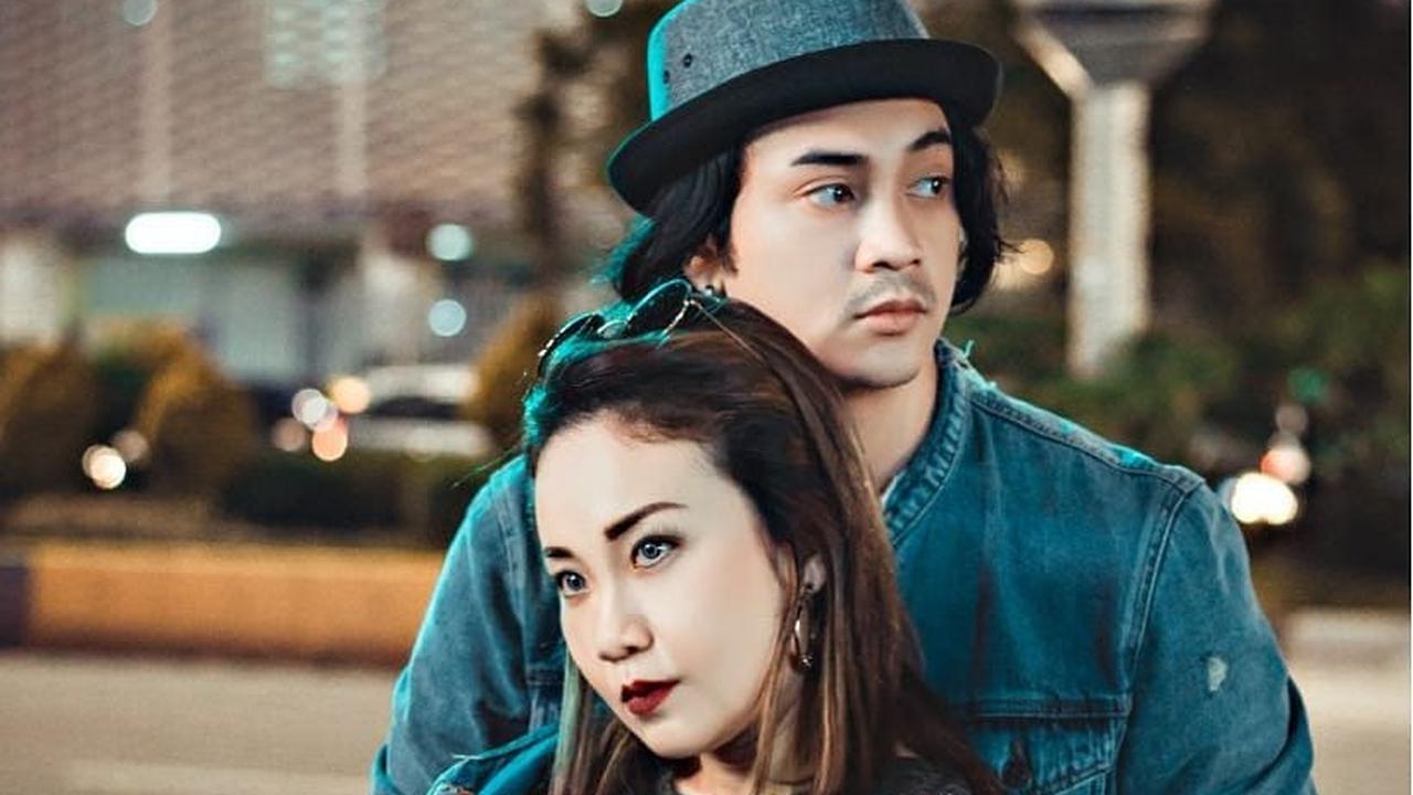 7 Potret Kemesraan Dimaz Andrean Bersama Istri yang Jarang Disorot