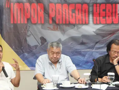 Sekjen Prodem Satyo Purwanto (kiri) saat berbicara dalam diskusi Prodem di Jakarta, Kamis (6/12). Diskusi ini bertema Impor Pangan Kebutuhan Siapa?. (Liputan6.com/JohanTallo)