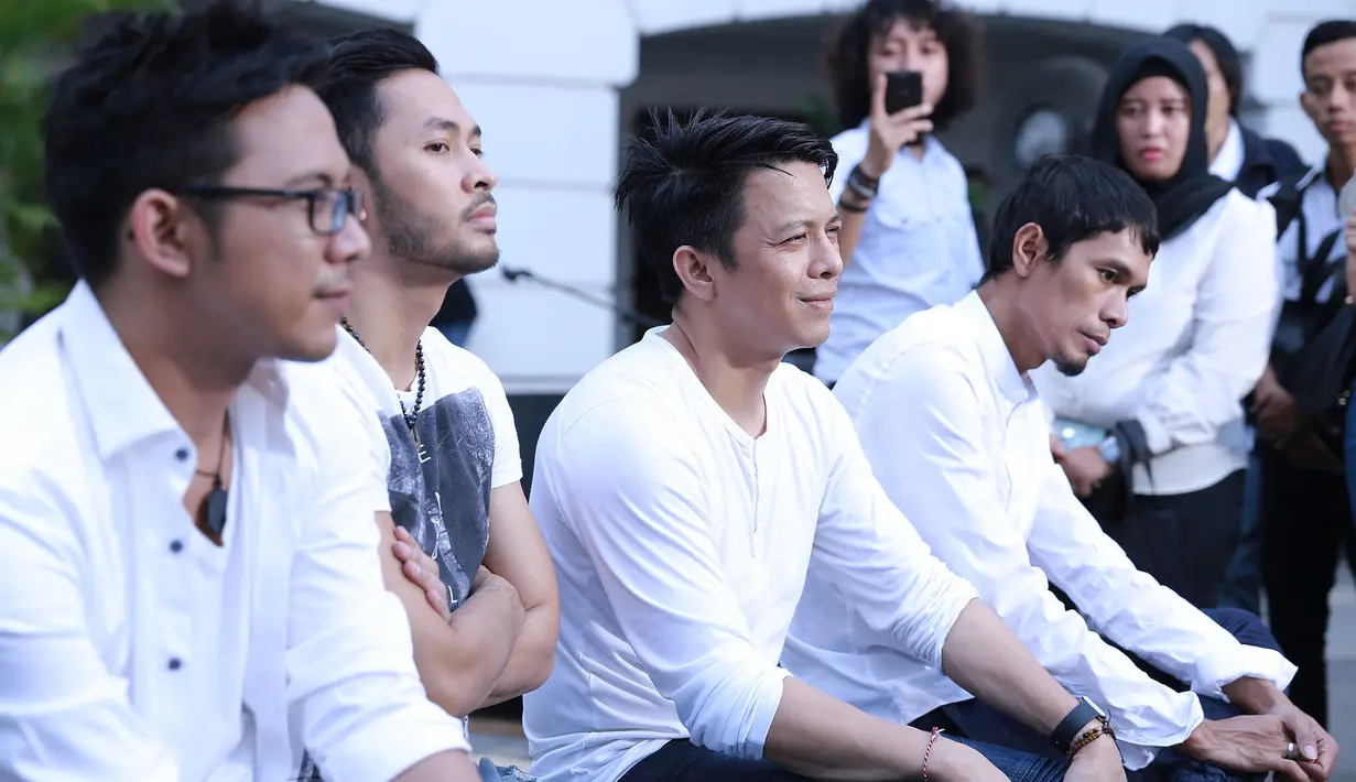 "Kita emang ada waktu libur seminggu sebelum lebaran buat berkumpul sama keluarga. Setelah itu sih normal lagi jadwal seperti biasa," tutur Uki saat ditemui di kawasan Jakarta Barat, Jumat (24/6/2016). (Galih W. Satria/Bintang.com)