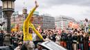 Pembalap tim Jumbo-Visma, Jonas Vingegaard menyapa para penggemar dari mobil di Kopenhagen, Denmark pada 27 Juli 2022, beberapa hari setelah menjuarai balapan sepeda Tour de France 2022 di Paris. (AFP/Ritzau Scanpix/Emil Helms)