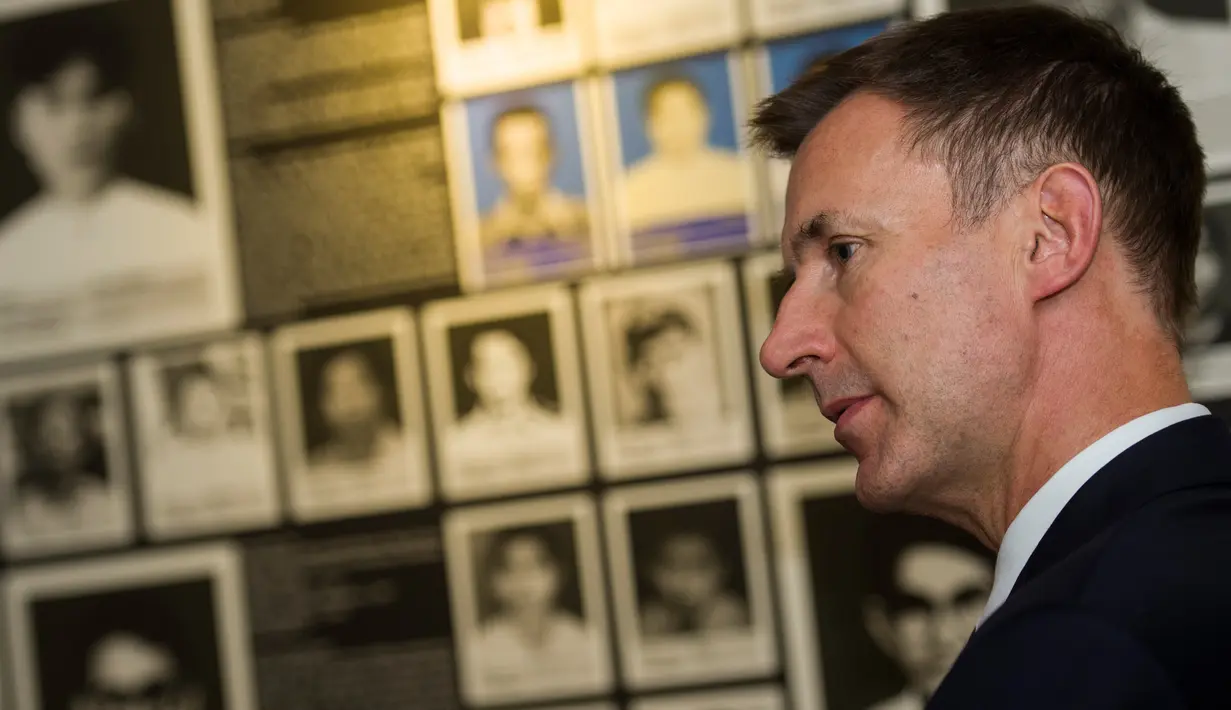 Menteri Luar Negeri Inggris, Jeremy Hunt mengunjungi Asosiasi Pendampingan Tahanan Politik di Yangon, Myanmar. Rabu (19/9). Hunt tiba di Myanmar untuk mengunjungi pusat krisis Rohingya dan menemui Aung San Suu Kyi. (Ye Aung THU / POOL / AFP)