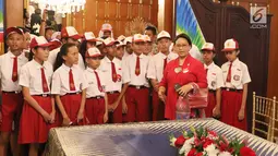 Menlu Retno Marsudi saat menjadi pemandu bagi murid-murid di gedung Pancasila, Jakarta, Kamis (1/6). Presiden Soekarno memperkenalkan lima sila (Pancasila) untuk diusulkan menjadi Dasar Negara Indonesia Merdeka di gedung ini. (Liputan6.com/Angga Yuniar)