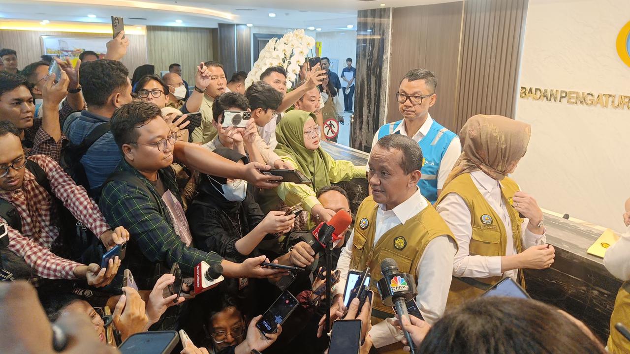 Menteri Energi dan Sumber Daya Mineral (ESDM) Bahlil Lahadalia di Kantor Pusat BPH Migas, Jakarta, Selasa (7/1/2025). (Merdeka.com/Sulaeman)