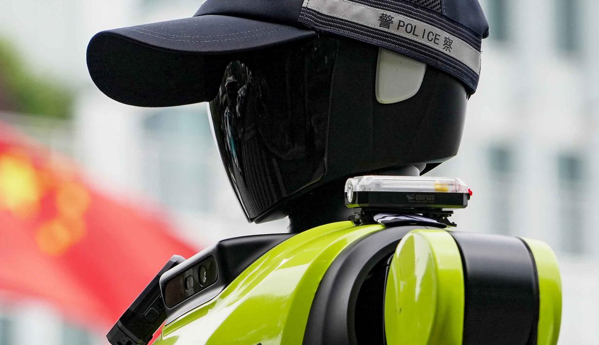 Robot ini dilengkapi dengan kecerdasan buatan (Artificial Intelligence), kamera definisi tinggi, dan LiDAR (Light Detection and Ranging). Tampak dalam foto, sebuah robot polisi humanoid di Hangzhou, provinsi Zhejiang Timur, Tiongkok pada Minggu 3 Mei 2026. (Agatha CANTRILL/AFP)