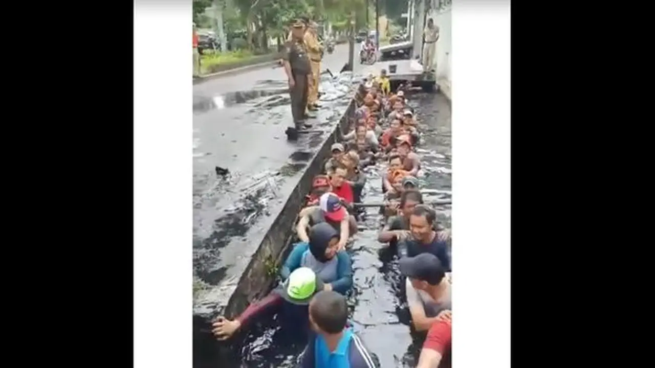 Viral video pegawai honorer masuk got