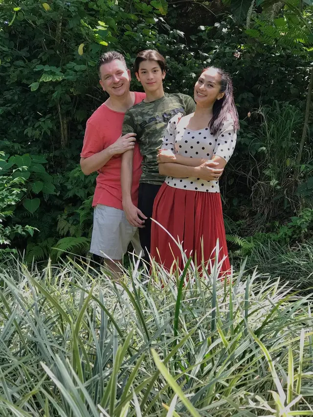 Berulang Tahun, 6 Pesona Eddy Meijer Anak Maudy Koesnaedi yang Bule Banget