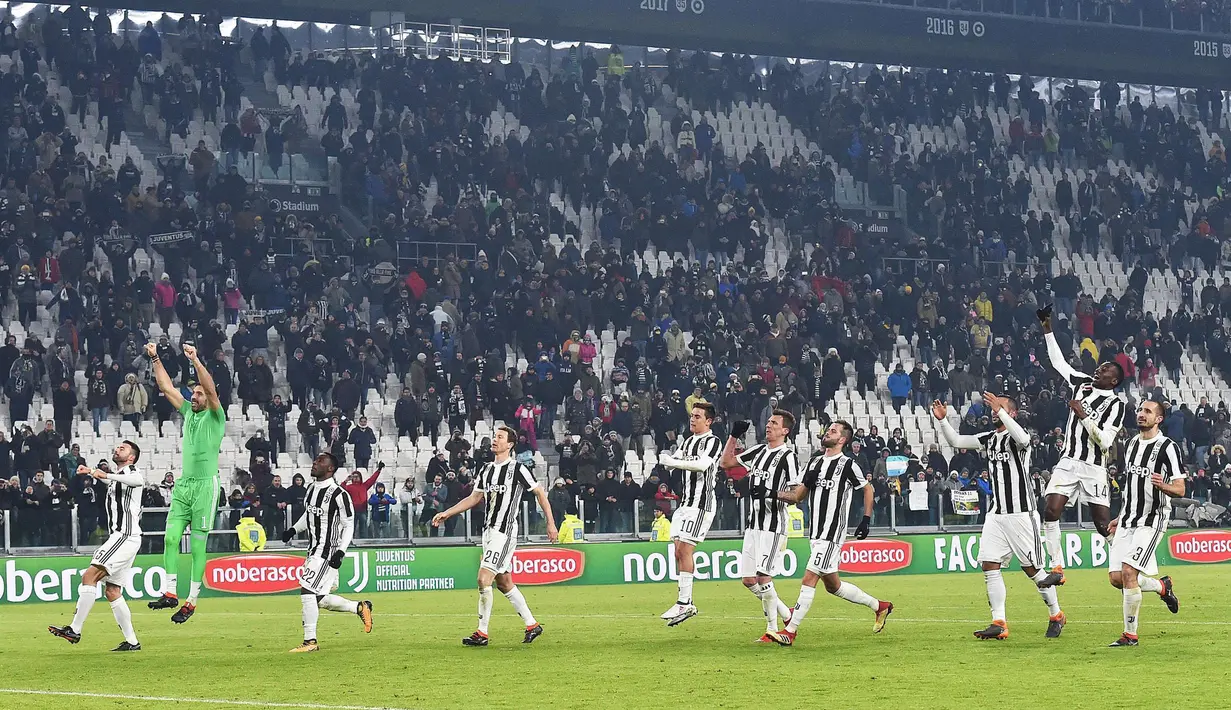 Para pemain juventus merayakan kemenangan atas Atalanta pada laga leg kedua semifinal Coppa Italia di Allianz Stadium, Rabu (28/2). Juventus berhasil memastikan diri lolos ke final setelah mengalahkan Atalanta 1-0. (Andrea Di Marco/ANSA via AP)