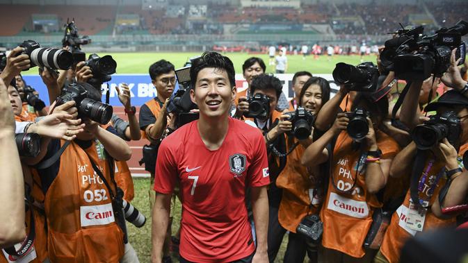 Kapten Timnas Korea Selatan U-23, Son Heung-min, seusai laga final sepak bola Asian Games 2018 kontra Jepang di Stadion Pakansari, Cibinong, Sabtu (1/9/2018). (Bola.com/Dok. INASGOC)