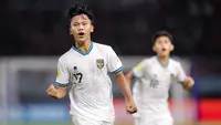 Selebrasi pemain Timnas Indonesia U-17,&nbsp;Nabil Asyura (kiri)&nbsp;setelah mencetak gol ke gawang Timnas Maroko U-17 dalam laga pamungkas Grup A Piala Dunia U-17 2023 yang berlangsung di Stadion Gelora Bung Tomo, Surabaya, Kamis (16/11/2023). (Bola.com/Bagaskara Lazuardi)