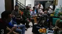 TNI bersama kepolisian mediasi terkait insiden peluru nyasar di perumahan warga Bekasi. (Foto: Liputan6 com/Bam Sinulingga)