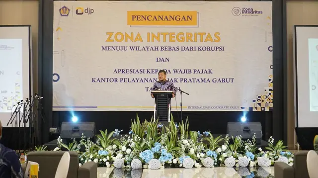 Bupati Garut Rudy Gunawan, menyampaikan sambutannya dalam kegiatan Pencanangan Zona Integritas Menuju Wilayah Bebas dari Korupsi dan Apresiasi KPP Pratama Garut Tahun 2021, Jumat (21/1/2022). (Liputan6.com/Jayadi Supriadin)