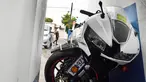 Kondisi motor yang dikendarai atlet Inggris, Germaine Mason di kantor polisi Kingston, Jamaika (20/4). Atlet cabang atletik Inggris ini dikabarkan tewas akibat kecelakaan setelah kehilangan kendali mengemudikan motornya. (AFP Photo/Jewel Samad) 
