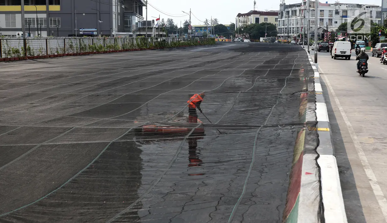 Petugas PPSU membersihkan sampah yang tertutup jaring hitam di Kali Item, Kemayoran, Jakarta, Jumat (20/7). Pemasangan jaring dilakukan untuk menutupi keruhnya air dan bau tak sedap di Kali Item. (Liputan6.com/Arya Manggala)