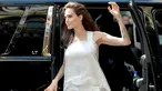 Aktris Angelina Jolie turun dari mobil saat menghadiri pemutaran "The Breadwinner" selama Festival Film Internasional Toronto 2017 di Winter Garden Theatre di Toronto, Kanada (10/9). (Alberto E. Rodriguez/Getty Images/AFP)