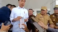 Seorang pria di Konawe berteriak ke Jokowi menuntut gaji tak dibayar sejak 8 tahun lalu.