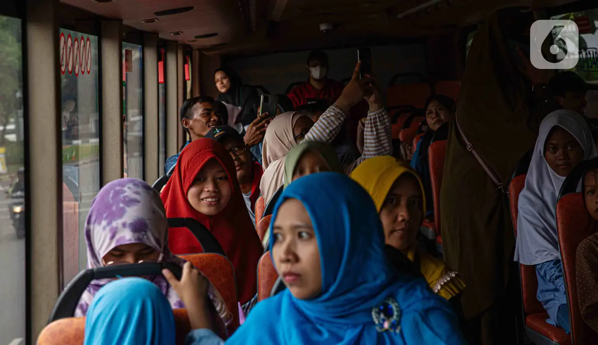 Bus tingkat gratis tersebut menjadi salah satu favorit cara berwisata di Jakarta pada masa liburan akhir tahun seperti ini. (Liputan6.com/Faizal Fanani)