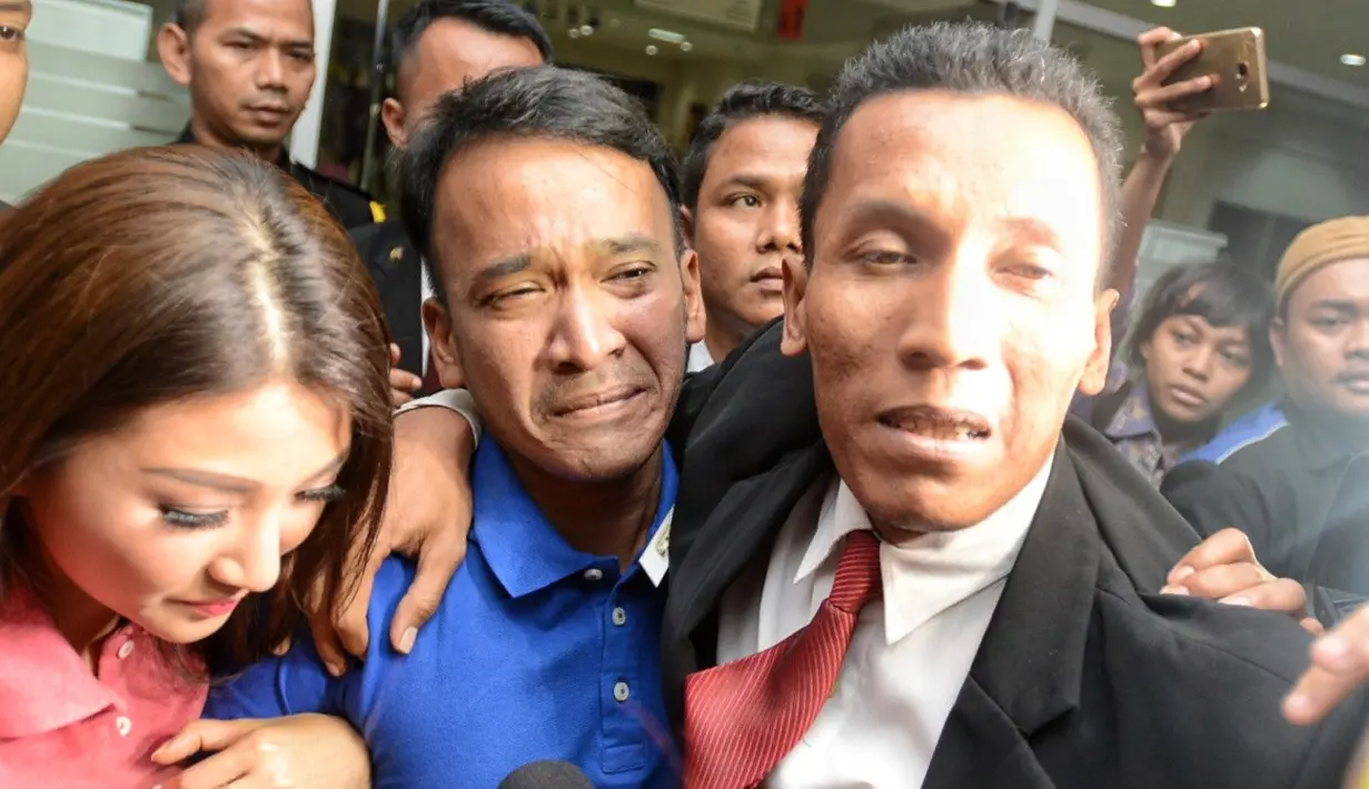 Kondisi Julia Perez dikabarkan mengalami penurunan. Bahkan, untuk memberikan asupan makanan ke tubuhnya, sudah melalui selang. Bahkan menurut salah satu petugas, asisten Jupe nangis terus lantaran kondisi yang makin drop. (Adrian Putra/Bintang.com)