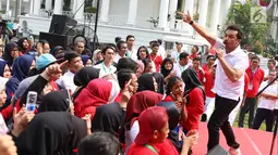 Giring Nidji tampil menghibur para peserta Program Penguatan Pendidikan Pancasila di halaman Istana Bogor, Jawa Barat, Sabtu (12/8). Acara tersebut diikuti 540 mahasiswa dari berbagai daerah. (Liputan6.com/Angga Yuniar)