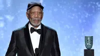 Morgan Freeman saat mendapatkan penghargaan Life Achievement pada Screen Actors Guild Awards di Shrine Auditorium & Expo Hall, Los Angeles (21/1). (Photo by Vince Bucci/Invision/AP)