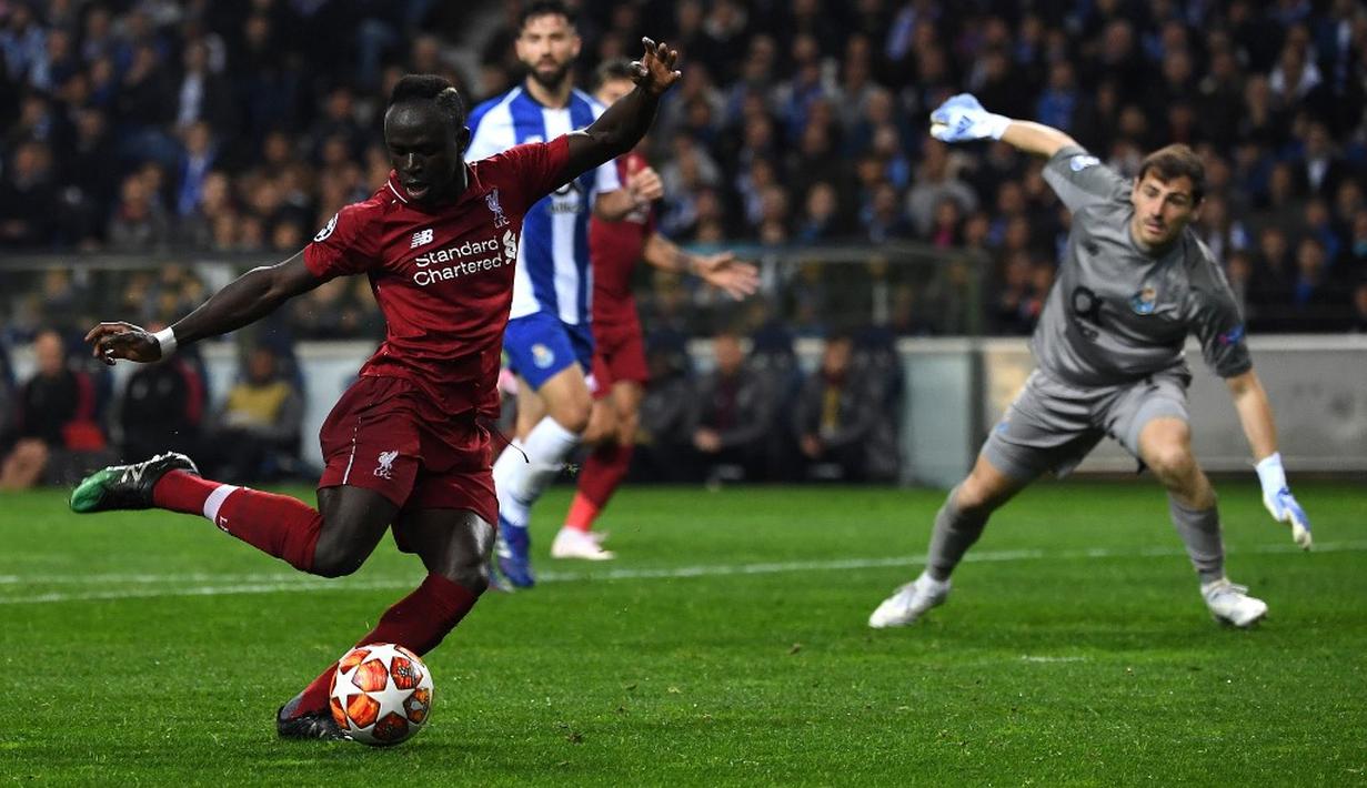 Sadio Mane melepaskan tembakan ke gawang Iker Cassilas yang menghasilkan gol pada leg kedua babak perempat final Liga Champions yang berlangsung di Stadion do Dragao, Porto, Kamis (17/4). Liverpool menang 4-1 atas Porto. (AFP/Paul Ellis)