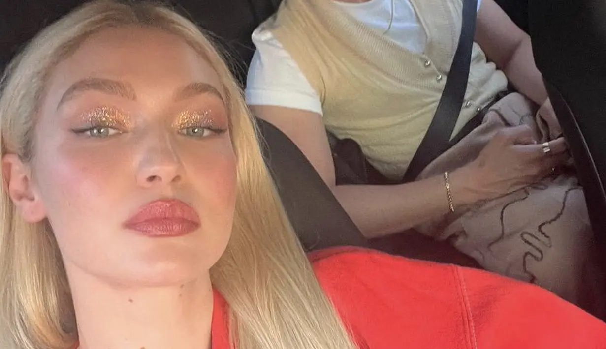 <p>Gigi Hadid juga membuat alis matanya lebih blonde ditambah eyeshadow shimmernya</p>
