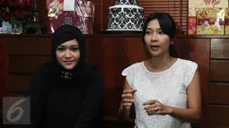 Maia Estianty (kanan) dan Mey Chan saat jumpa pers di kediaman Maia Estianty, Jakarta, Jumat (27/01). Keputusan untuk me-nonaktifkan Duo Maia sudah bulat lantaran Mey Chan yang harus mengikuti sang suami, Liam ke Australia. (Liputan6.com/Herman Zakharia)
