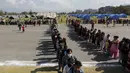 Ribuan korban gempa tengah mengantre untuk mendapatkan makanan di lokasi pengungsian, di Kathmandu, Nepal, Senin (4/5/2015). Pasca-gempa 7,9 SR, kawasan pedalaman Nepal mulai disentuh tim penyelamatan dan bantuan makanan. (REUTERS/Adnan Abidi)