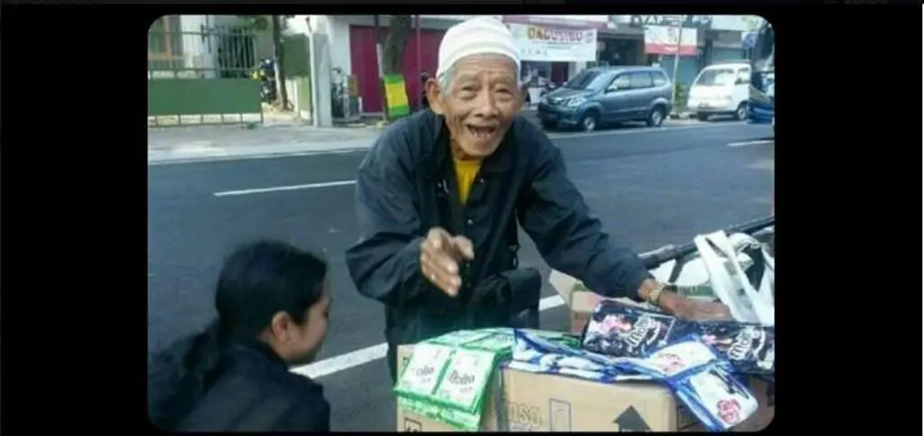 Mbah Tohari menuntun sepada ontelnya sambil berjualan | Sumber Foto: facebook.com/sucilupa