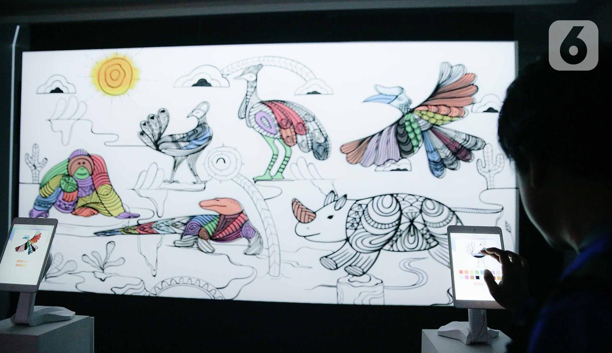 Pengunjung melihat pameran seni berbasis teknologi berwujud sorotan cahaya futuristik 'Wave of Tomorrow' di Jakarta, Sabtu (21/12/2019). Acara ini diselenggarakan dari 20-29 Desember 2019. (Liputan6.com/Faizal Fanani)